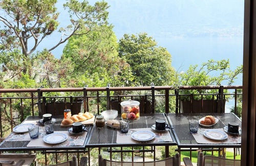 Limonta Apartment | Bellagio Retreat, lake view balcony, parking, WiFi, AC, nearby beach and ferries
