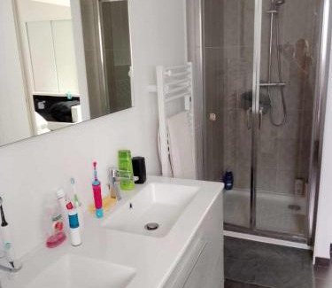 Ares House | Belle chambre lit King size