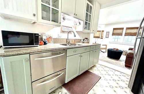Eagle Rock Cottage | Belle Cottage a sweet lake side stay has walk down to water & screened porch