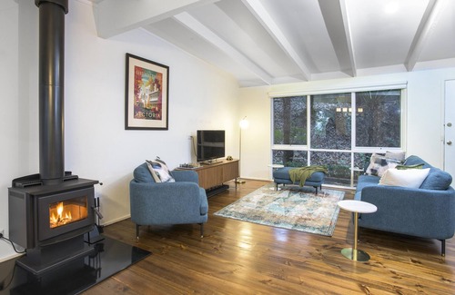 Sassafras Cottage | Belle Cottage, Sassafras - Stylishly furnished 2 bedroom cottage with wood burner in Sassafras