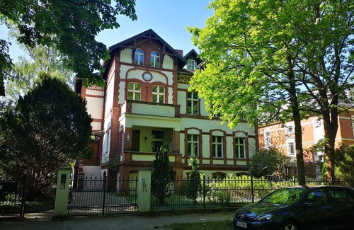 Zehlendorf Apartment | Belle Etage in villa district southwest Berlin