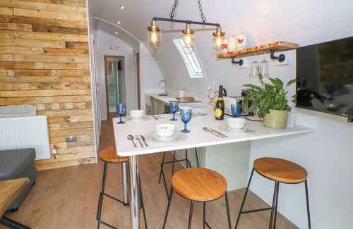 Freehay Cottage | BELLE’S VIEW, family friendly, with hot tub in Cheadle