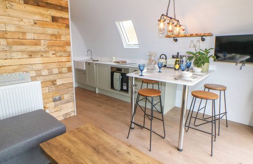 Freehay Cottage | BELLE’S VIEW, family friendly, with hot tub in Cheadle