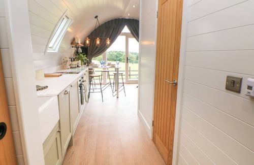 Freehay Cottage | BELLE’S VIEW, family friendly, with hot tub in Cheadle