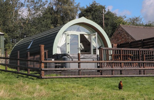 Freehay Cottage | BELLE’S VIEW, family friendly, with hot tub in Cheadle