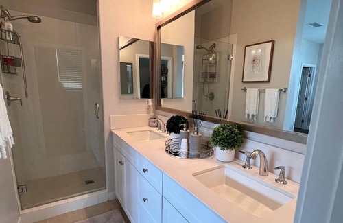 Bellflower House | Bellflower best kept getaway! Cozy & luxurious! Entire Townhouse