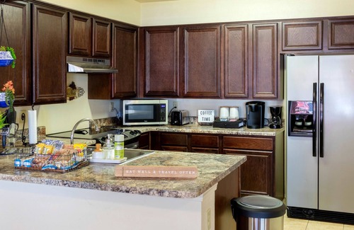 Lubbock Apartment | Bellissimo Tuscan Getaway - ADA - King bed Close to food