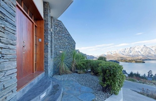 Fernhill House | BELVEDERE-(meaning in Italian PANORAMIC VIEWS) 3 BEDROOM HOUSE IN QUEENSTOWN