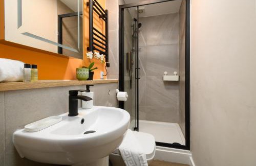 Plasnewydd House | Benjamin Suite - Modern 3BR Apartment with Parking & WIFI