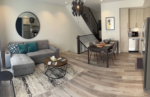 Niagara Falls Resort | Bentley Commons Fallsview Towns