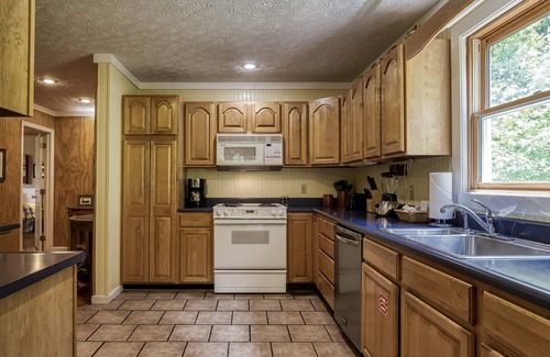 Townsend Ski Chalet | Berg Stuga, Free Attraction Tickets, Game Room, Hot Tub, WIFI!