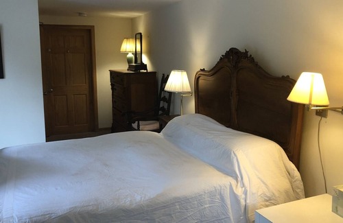Alford Cottage | Berkshire Chalet getaway guest cottage private, dog safe & friendly.