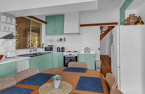 Bermagui House | Bermagui Breeze Holiday House 5 bedroom 18-20 Mumbulla Street - Bermagui