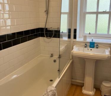 Peterhead House | Berryhill Maids Quarters - 3 bedroom - Self Catering - Sleeps 3 - Dogs Welcome - Off-road Parking - Suit Contractors - Peterhead 1 mile - Newly Refurbished - Open plan kitchen -living - dining - 2 bathroom - Shed - Yard -Drying Room available