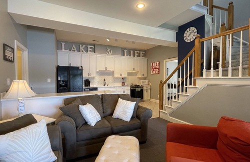 Wise House | Best Dock on LKG, 7 Bedrooms, 2 Kitchens, 4 Bath, 2 OPEN Boat Slips