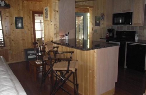 Glenville Cabin | Best Location on the Lake. Summer, Fall & Holidays 2025 & 3 miles to Cashiers Nc