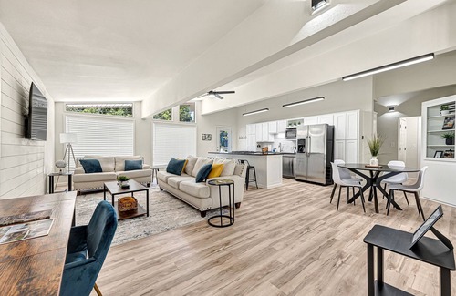 Bella Vista House | Best of NWA - Pool Table, MTB Trails, Golf, Hiking, King Bed