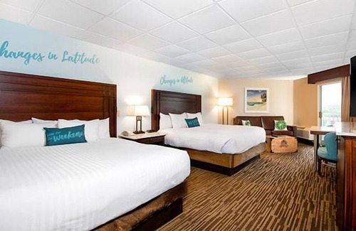 Osage Beach Hotel | Best Place to Stay in Missouri! 3 Relaxing Units, Pool, Free Parking, Lakeview