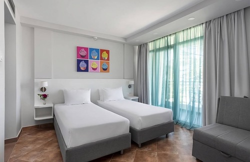 Ulcinj Hotel | Best Place to Unwind! 2BR Suite w/Swim-up Pool! FREE Parking and Beachfront!
