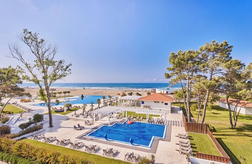 Ulcinj Hotel | Best Place to Unwind! 2BR Suite w/Swim-up Pool! FREE Parking and Beachfront!
