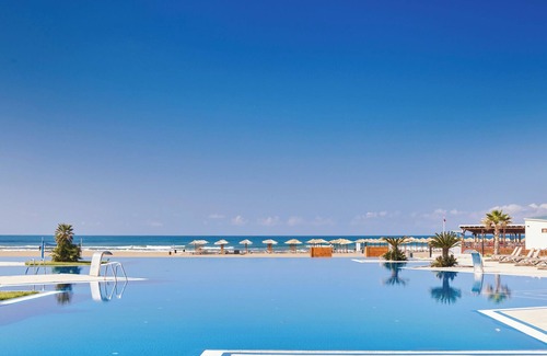 Ulcinj Hotel | Best Place to Unwind! 2BR Suite w/Swim-up Pool! FREE Parking and Beachfront!