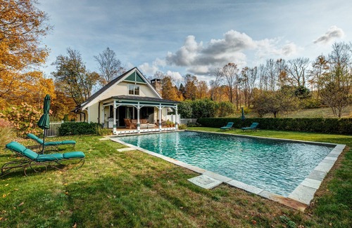 Roxbury House | BEST TOWN ROXBURY!1.5Hrs NYC PoshPadsCT "TOPHET POOL BARN" Ski,Pool,BBQ,Magical!