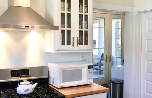 Union Pier Cottage | Best Union Pier getaway. Steps to the beach. Fenced yard,fire pit, Weber grill