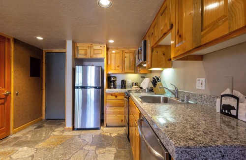 Olympic Valley Hotel | Best Value | 3 Units| Kitchen | Outdoor Spa Tub | Free Parking | Olympic Valley