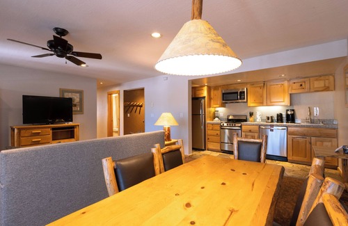 Olympic Valley Hotel | Best Value | 3 Units| Kitchen | Outdoor Spa Tub | Free Parking | Olympic Valley