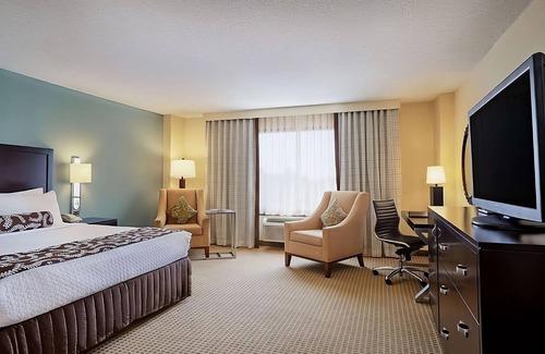 Eagan Park Hotel | Best Value, Quality Stay! Relax by the Pool, Work Out in the Gym, and Dine Well