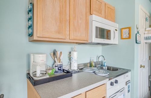 Bethany Beach Condo | Bethany Beach Inn suite close to beach with free WiFi, central AC, & balcony