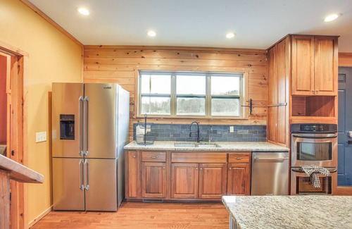 Hartsville House | Bethpage Home w/Private Hot Tub & Game Room!