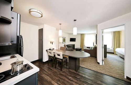 Southfield Hotel | Better Choice For Your Vacation! 2 Family-friendly Rooms w/Large Living Area