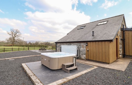 Llanuwchllyn Cottage | BEUDY BACH BARN, family friendly, with hot tub in Llanuwchllyn