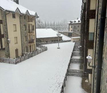 Biescas Apartment | BIESCAS Todas las comodidades y más GAS, GARAJE , TRASTERO, CENTRO, WIFI,