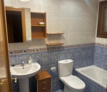 Biescas Apartment | BIESCAS Todas las comodidades y más GAS, GARAJE , TRASTERO, CENTRO, WIFI,