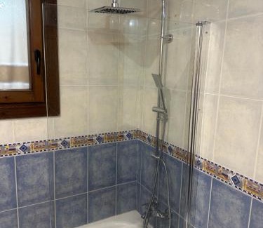 Biescas Apartment | BIESCAS Todas las comodidades y más GAS, GARAJE , TRASTERO, CENTRO, WIFI,