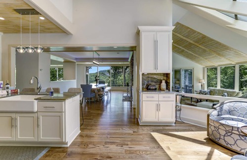 Highlands Falls Cabin | Big Bear Pen | Gorgeous Contemporary Home with Spectacular Views of Whiteside Mountain