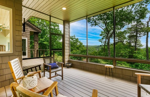 Highlands Falls Cabin | Big Bear Pen | Gorgeous Contemporary Home with Spectacular Views of Whiteside Mountain