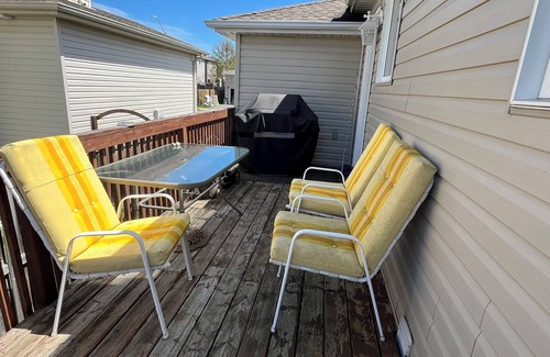 Amherstview House | Big & Charming Bungalow Getaway (nearby Walmart, LCBO, Beer Store, Mall, etc.)