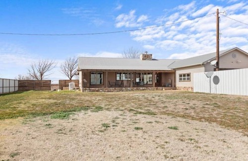 Shallowater House | Big Country Rustic Retreat 16 +