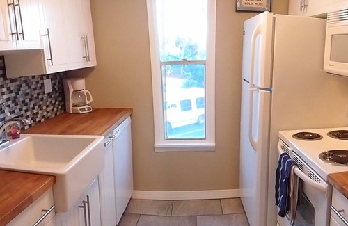 Bayview Condo | Big Discount on great location!