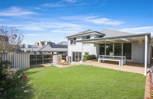 Campbelltown House | Big Family Home - Super Convenience with Pool Table & Children Playroom