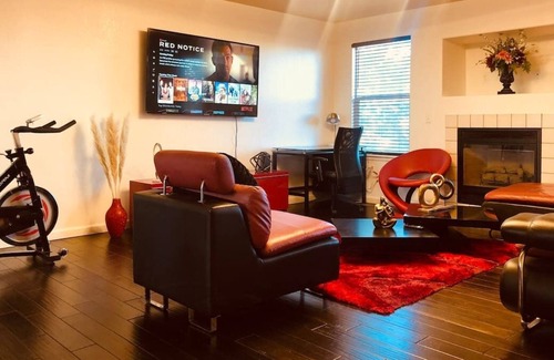 Northglenn House | BIG PROMO❤️5⭐️20min→DT ⭐️Fireplaces⭐️Game Room⭐️4TV’s⭐️Fast Wifi⚡️Self-Checkin