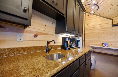 Broken Bow House | Big Timber Lodge: Spacious Retreat with Pool