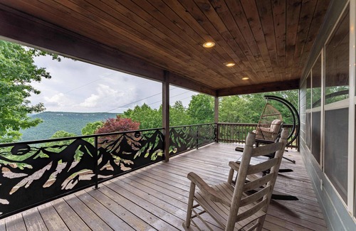 South Pittsburg Cabin | Big Time Hill Cabin with an indoor pool, hot tub, & great views!