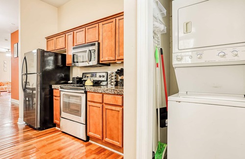 Thomas Square Apartment | Big Yard + BBQ - Summer Getaway near Starland & River St
