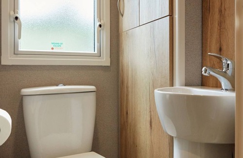 Great Houghton Ski Chalet | Billing Aquadrome Holiday Park Silver 3 Bed Caravan HW79