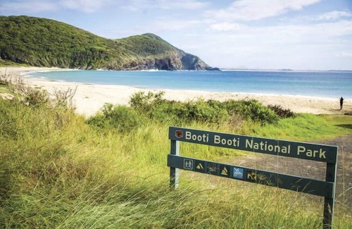 Boomerang Beach Apartment | Bills on Boomerang - 2 min walk to the beach. Awesome Views!