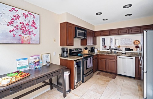 Biltmore Courts Cottage | Biltmore Bliss-pool-pickeball-gym-mountain Views